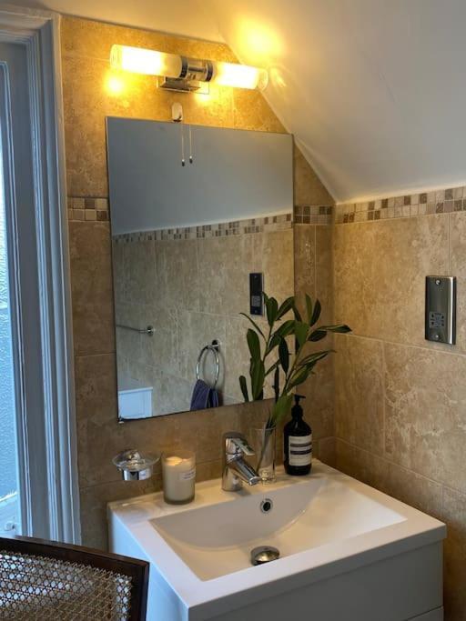 Three-Storey, Renovated 1890S Heritage Home In Spitalfields Market Londra Exterior foto